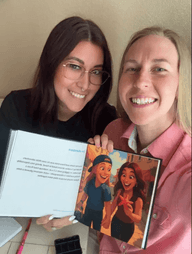 Stevie und ihre Frau mit ihrem Love-Tales-Buch